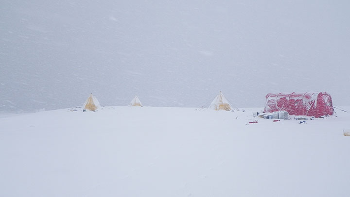Camp in blizzard (Gorscak)alt